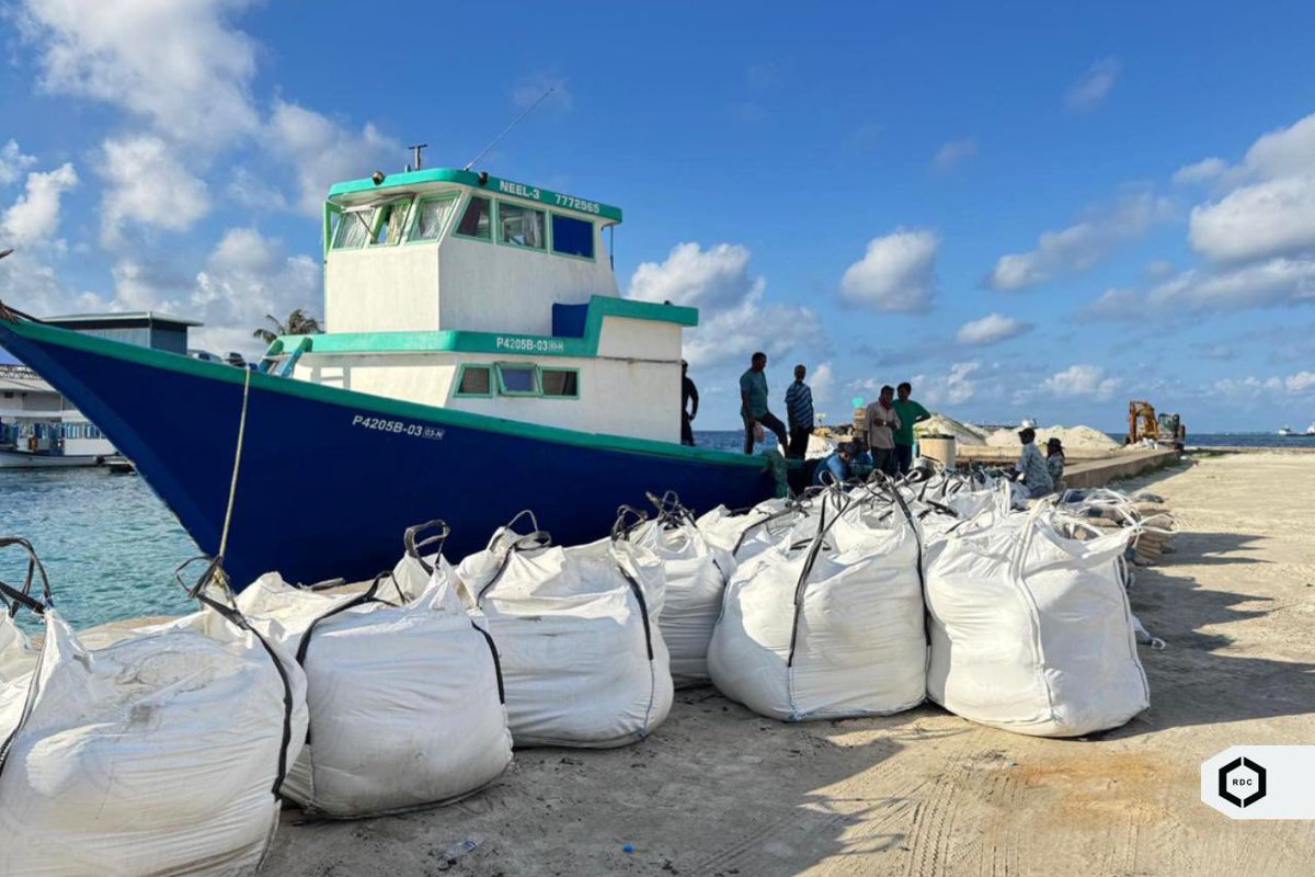 rdcmaldives's tweet photo. ޕަބްލިކް ސެކްޓަރ އިންވެސްޓްމަންޓް ޕްރޮގްރާމްގެ ދަށުން ރ. ހުޅުދުއްފާރުގައި ހިންގުމަށް ހަމަޖެހިފައިވާ މަޝްރޫއުތަކަށް ބޭނުންވާ ސާމާނު ފޮނުވުމުގެ މަސައްކަތް ދަނީ ކުރަމުންނެވެ.

#TeamRDC https://t.co/WIDep4B8CG