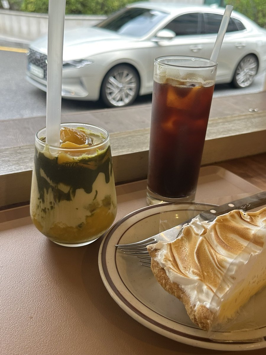 eri68143151's tweet photo. 【#8 ジンジョベア】

雰囲気:★★★☆☆
価格:★★★☆☆（アメリカーノ5,000ウォン）
味:★★★★★
アクセス:★★★☆☆

蚕室にあるパイの名店発見！パイ専門店だから種類が豊富すぎて悩んだ挙句、レモンパイに🍋サクサクのパイ生地×爽やかなレモンクリームが最高すぎた！！♡蚕室に行ったら絶対 https://t.co/K0w8xXr3FI