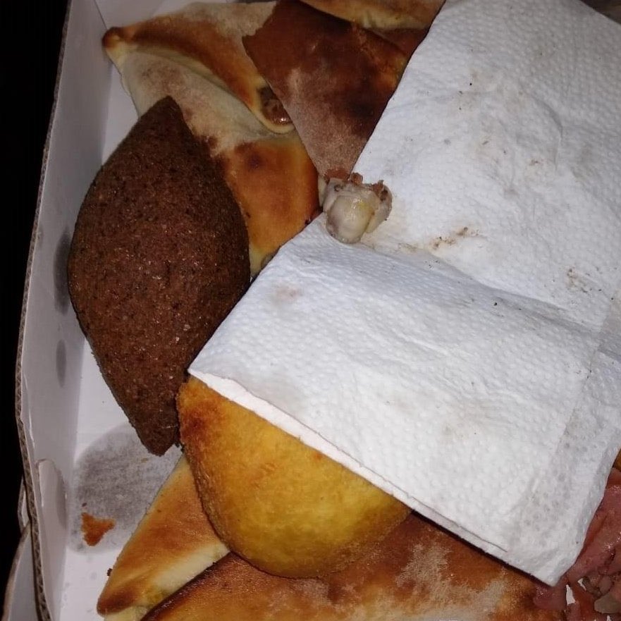 CrimesReais's tweet image. Homem compra salgados e, ao comer a esfiha, encontra um dedo humano. O cozinheiro havia se cortado e perdido parte do dedo durante o preparo.