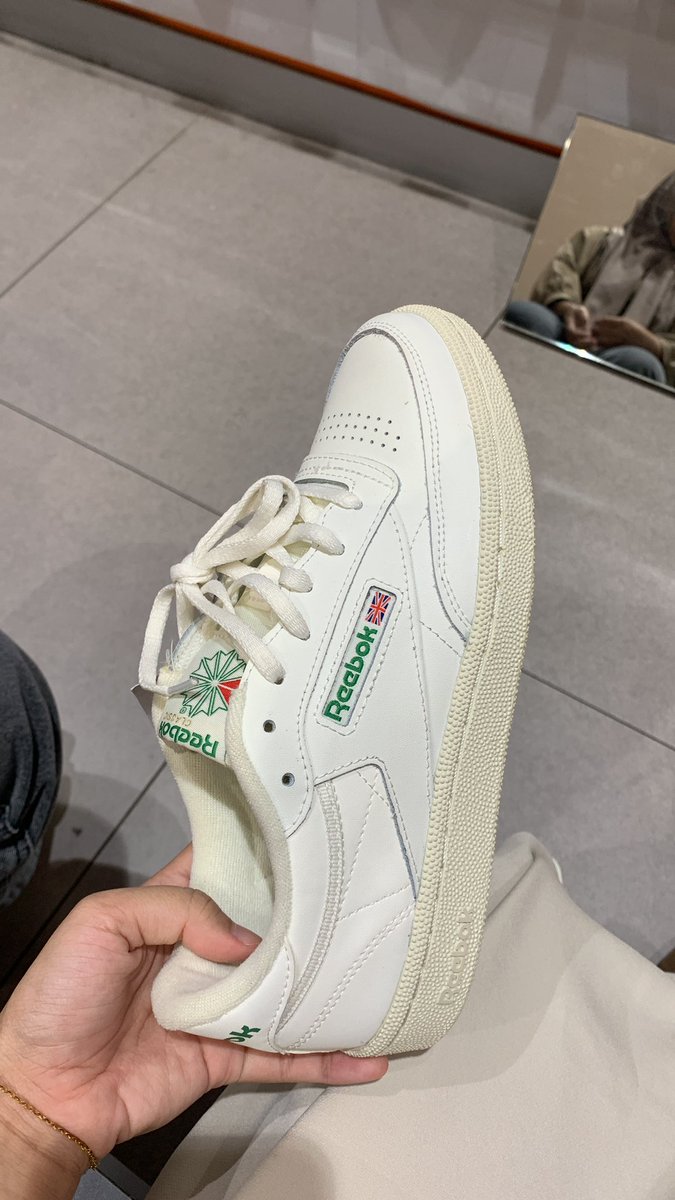 luvkthbgt's tweet image. wts reebok club c sneakers size 37 ORI baru bgt beli di sports station, box lengkap, blm pernah dipake, dan mau dijual karna salah ukuran😭 untuk harga bisa dm yaa
#zonauang #zonajajan #sepatu #preloved #wts
