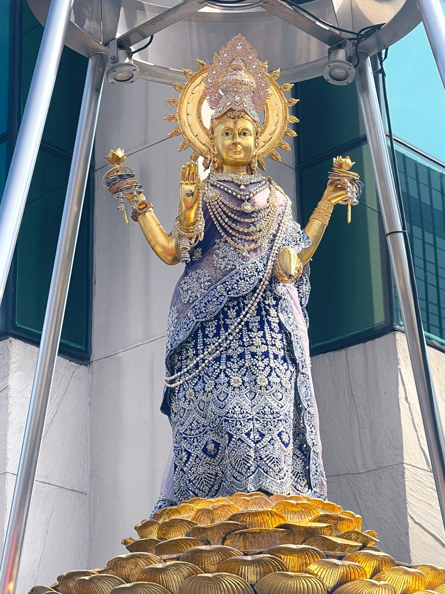 omganesh88999v2's tweet image. 10.11.2025 วันนี้แวะมาไหว้พระแม่ลักษมีก่อนเข้างานค่ะ ชุดคือสวยตาแตกมาจริงๆ ดูหรูหรา ดูแพง ดูไฮโซ ประโคมเครื่องประดับแน่นๆจุกๆ ขอพรไปมองหน้าพระแม่ไป รู้สึกได้รับความเมตตาอย่างมากเลยจริงค่ะ ขอให้ความร่ำรวย ความโชคดี แผ่ขยายไปถึงทุกคนนะคะ^^