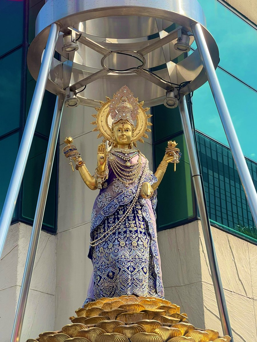 omganesh88999v2's tweet image. 10.11.2025 วันนี้แวะมาไหว้พระแม่ลักษมีก่อนเข้างานค่ะ ชุดคือสวยตาแตกมาจริงๆ ดูหรูหรา ดูแพง ดูไฮโซ ประโคมเครื่องประดับแน่นๆจุกๆ ขอพรไปมองหน้าพระแม่ไป รู้สึกได้รับความเมตตาอย่างมากเลยจริงค่ะ ขอให้ความร่ำรวย ความโชคดี แผ่ขยายไปถึงทุกคนนะคะ^^