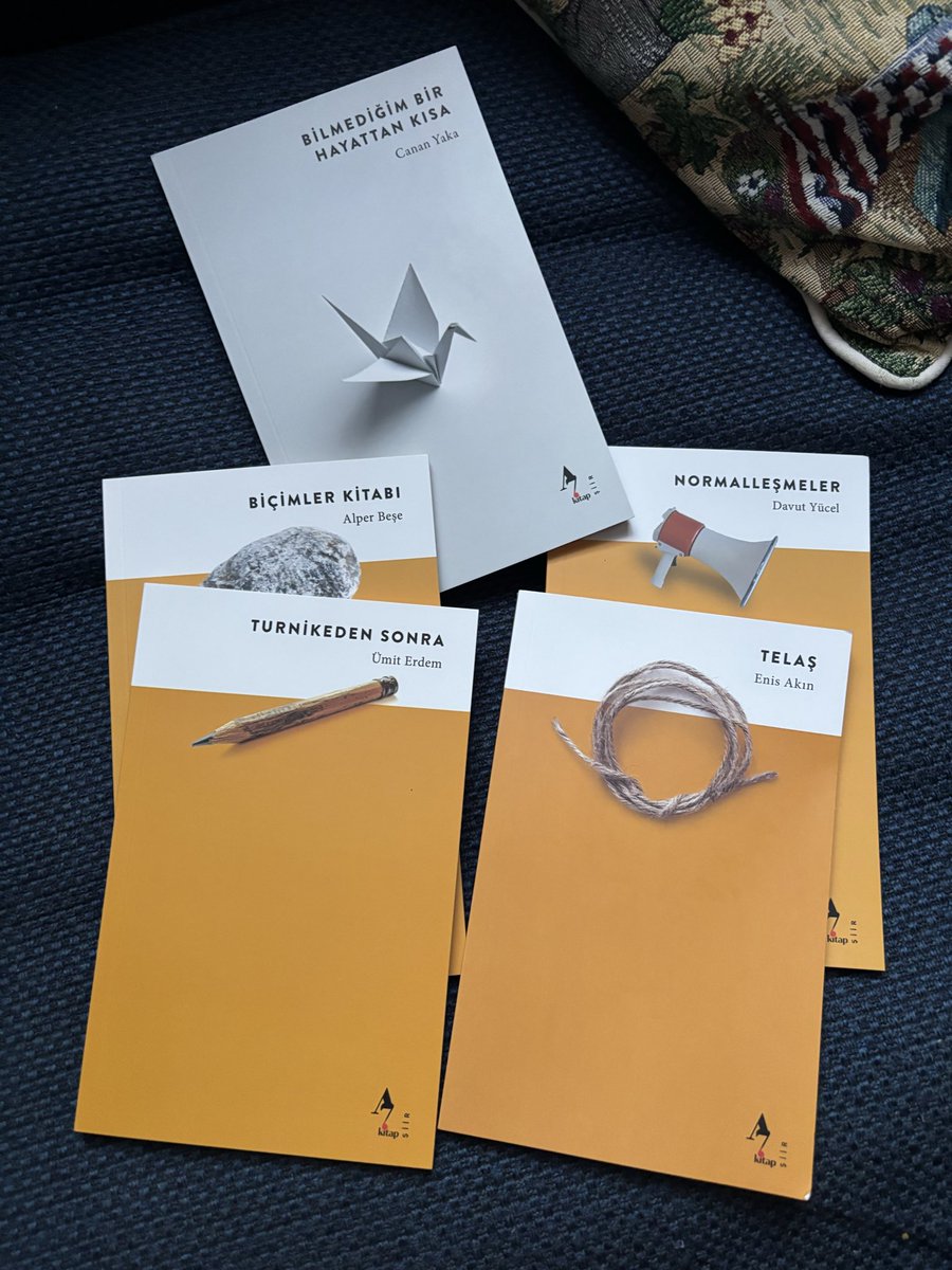 sureyyya's tweet photo. Şiir boş durmuyor! 5 yeni kitap - neler öneriliyor neler denenmiş merakla okunası işler: Alper Beşe / Canan Yaka / Davut Yücel / Enis Akın / Ümit Erdem — tümü A7 Kitap #a7kitap #alperbeşe #cananyaka #davutyücel #enisakın #ümiterdem @a7kitap https://t.co/PiFqYw0rkb