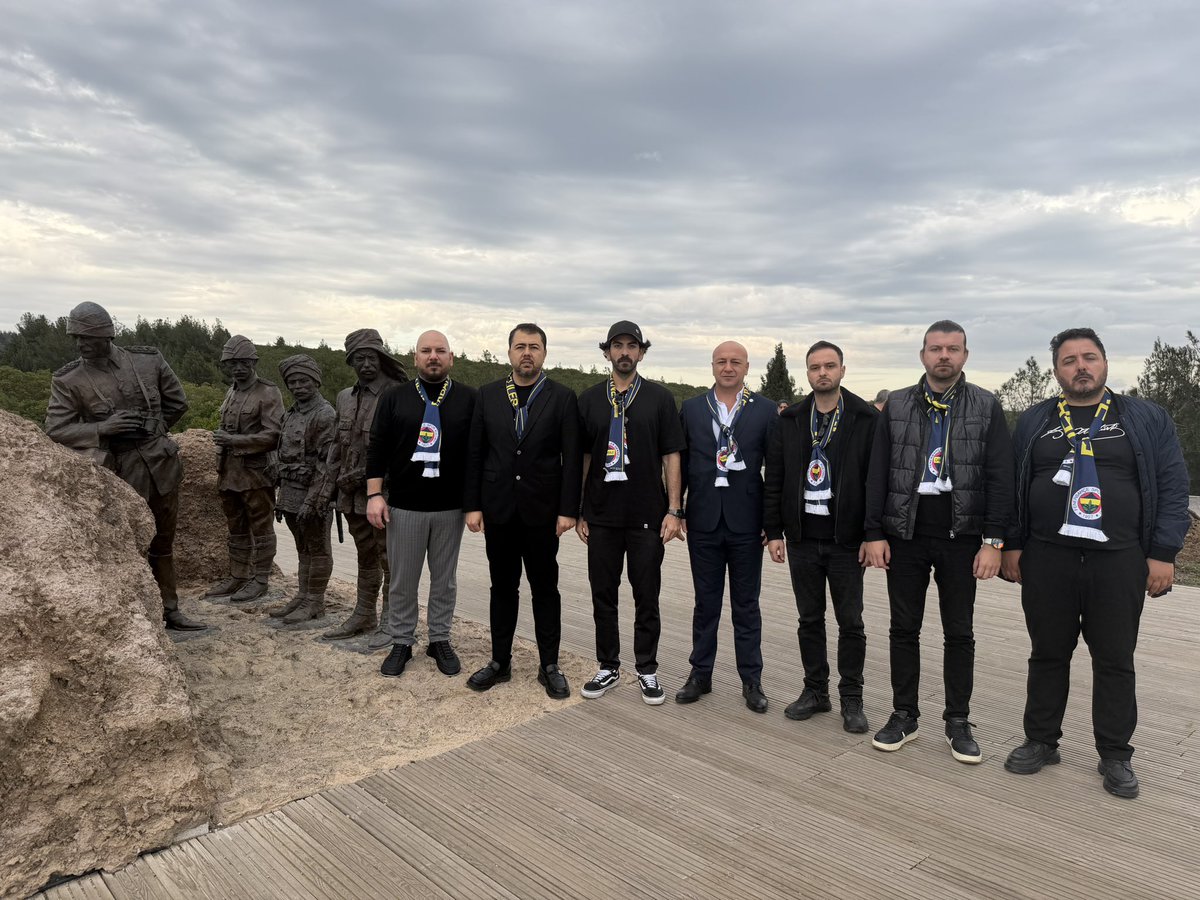 Çanakkale Fenerbahçeliler Derneği Yönetim kurulu olarak “10 Kasım Atatürk’ü anma günü“ münasebetiyle;
- Mustafa Kemal Yolu
- Atatürk evi
- Conkbayırı Anıtını 
Ziyaret edip Çelenk bıraktık.
Desteklerinden Ötürü Tarihi Alan Başkanımız ismail Kaşdemir’e teşekkür ederiz.