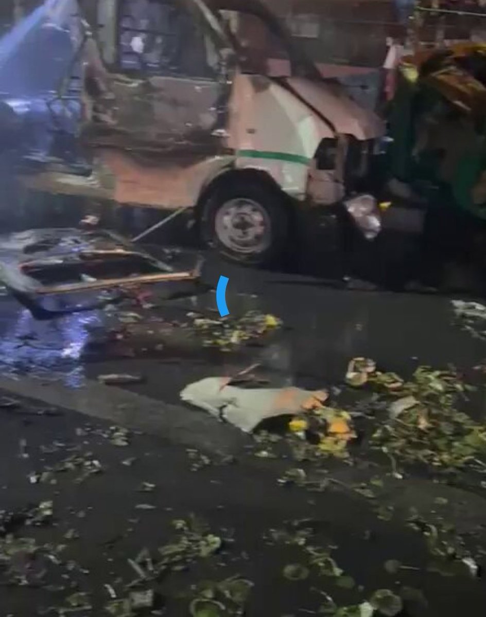 BharatKiAawaazz's tweet photo. दिल्ली में लाल किला मेट्रो स्टेशन के गेट नम्बर 1 के पास एक कार में विस्फोट हुआ है।।
आशंका जताई जा रही है कि यह विस्फोट एक आतंकवादी हमला हो सकता हैं।। NIA जांच में जुटी है।।
दिल्ली सहित बड़ी मेट्रो सीटी हाई अलर्ट पर है।।
#delhiattack 
#redfort #दिल्ली #delhiunderattack https://t.co/sodsruawBz