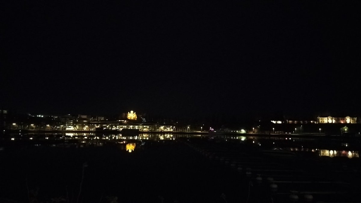 Valot pimeyksien reunoilla.