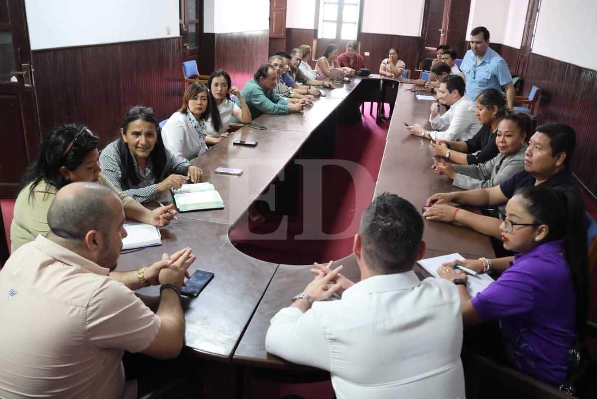 grupoeldeber's tweet image. Diputados y senadores ingresan a la Asamblea Parlamentaria a la primera reunión de coordinación.
📌Manténgase informado en eldeber.com.bo

#ElDeber #Diputados #Senadores #SantaCruz  
📸 Juan Carlos Torrejón
