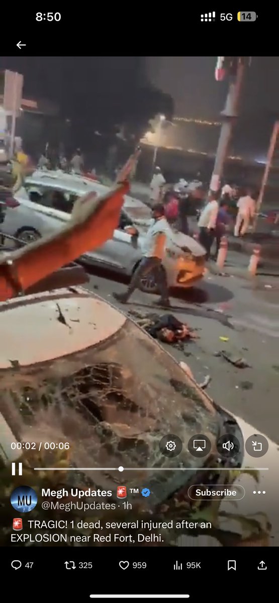 PracticalSpy's tweet image. लाल किले के पास हुए भयानक कार धमाके में अब तक की जानकारी के अनुसार कम से कम 8 लोगों की दुखद मौत हो चुकी है और 12 लोग घायल हैं।

धमाका इतना तेज़ था कि पीड़ितों के क्षत-विक्षत शरीर के अंग सड़क पर बिखरे दिखाई दिए, और आसपास खड़ी कई कारें भी क्षतिग्रस्त हो गईं।

घटनास्थल पर पुलिस और…