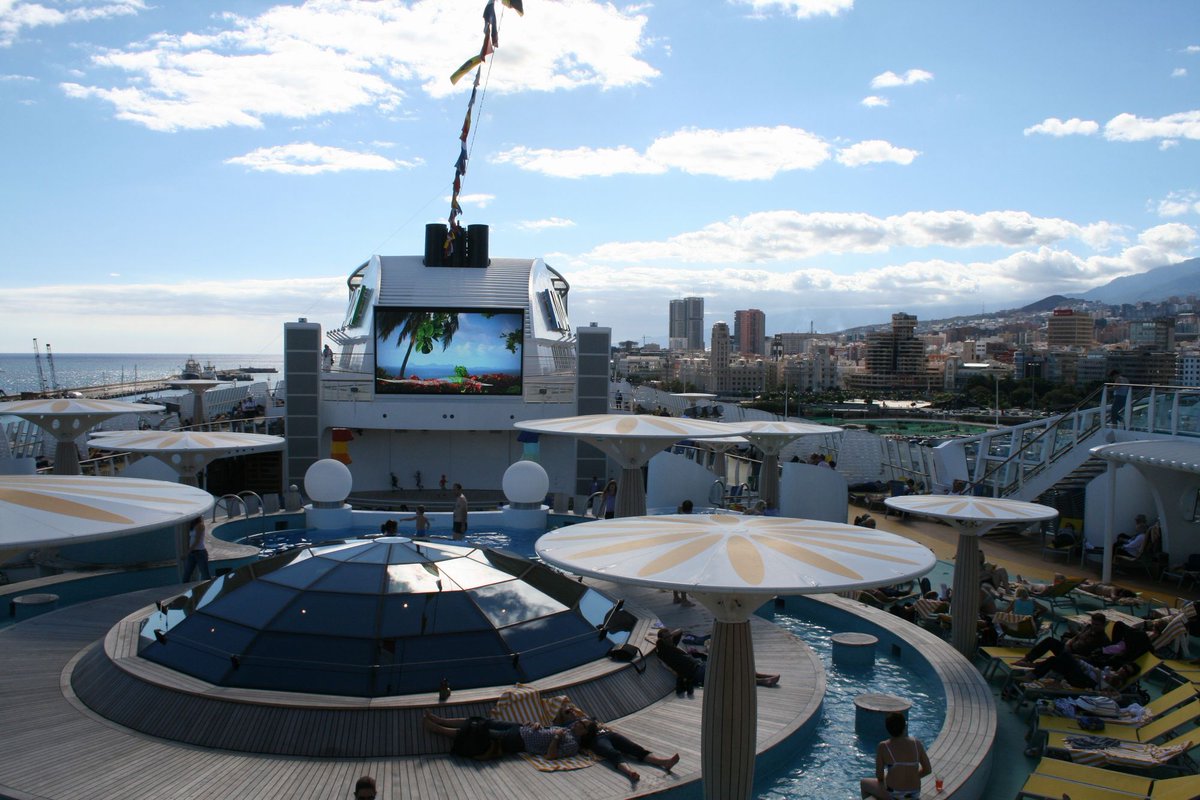 casacanarias's tweet photo. ⚓️Buenos momentos permanecen en la memoria.
🚢Lunes con dos #CRUCEROS: 
#AIDAblu y #CostaFavolosa  en el #puerto de #SantaCruzDeTenerife. 
📅Infórmate en > https://t.co/NWWs0zgk4p 
🚢 Lo que se mueve en puertos de #Canarias. 🇮🇨
#Tenerife #cruise #cruises #Teneriffa #Kanaren🌍 https://t.co/JUZCUmUuiC