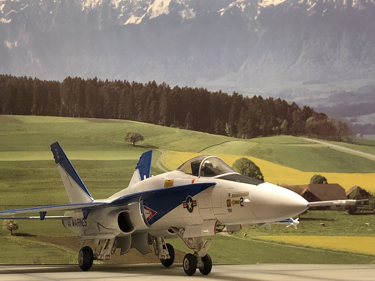 黙ってローアングルをはる