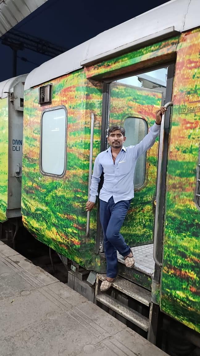 ज़िन्दगी का सबसे कठिन काम है,

लोगों के चेहरे के पीछे का असली चेहरा पहचानना...

#GoodMorningEveryonefollowers