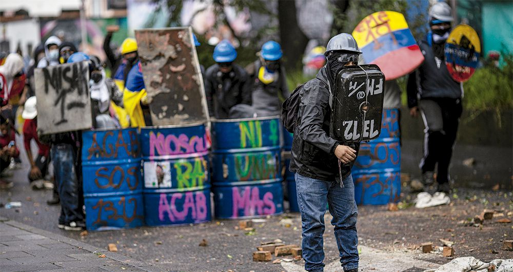 Quién lo iba a pensar, la izquierda terminó defendiendo el alza de la gasolina, las reformas tributarias, la compra de aviones de guerra, el bombardeo de niños, el nombramiento de cuotas burocráticas, el nombramiento de acosadores de mujeres, los paseos presidenciales, el
