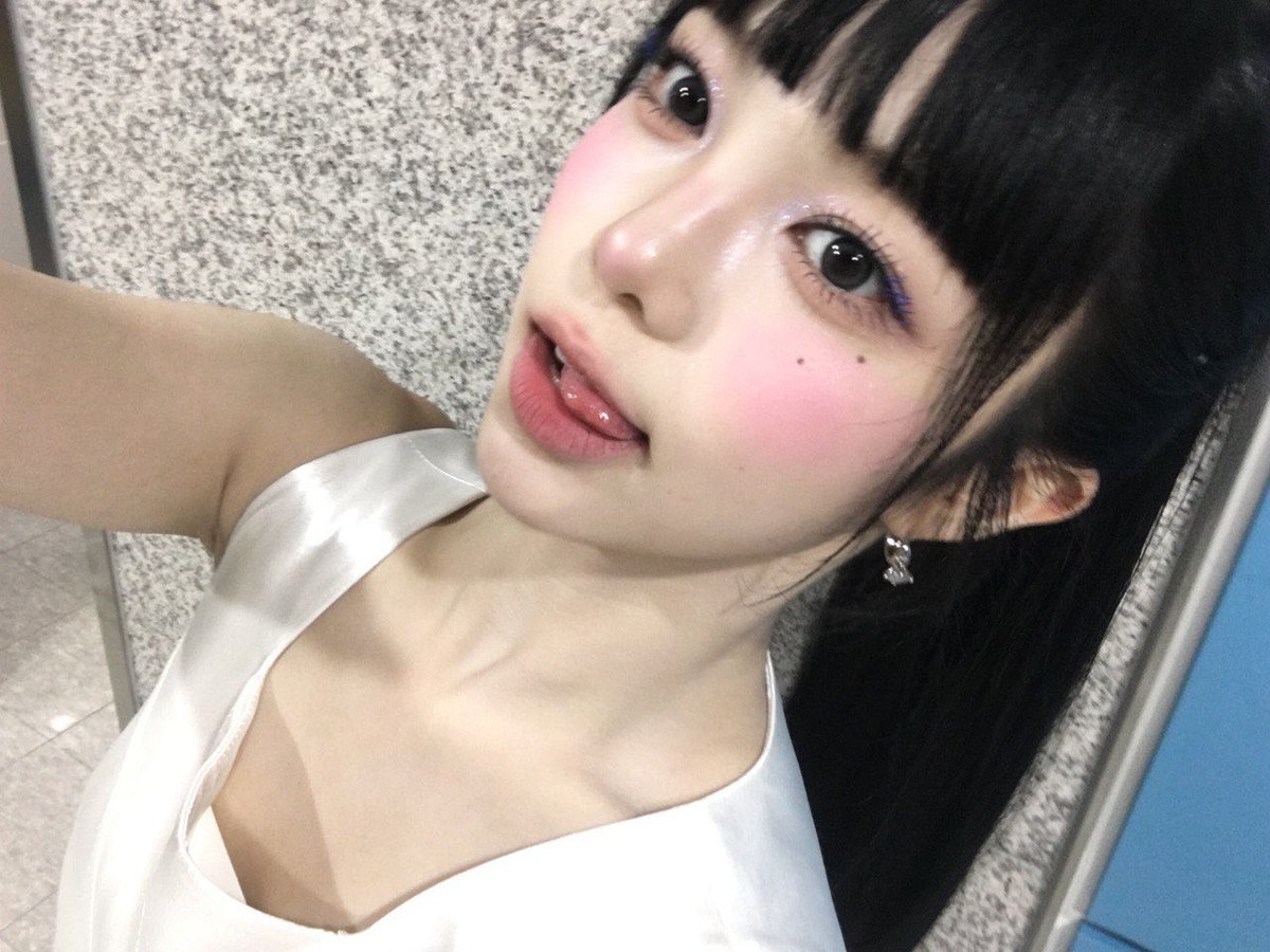 A little sparkle on my eyes, a little blush on my cheeks, and a whole lot of confidence in my heart. Sometimes soft looks speak the loudest.