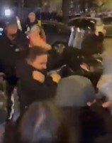 Objaviti identitet ovog hrabrog žandarma koji udara devojku u Novom Sadu. "Ovo" ne sme imati ni jedan posao, naročito u oblasti policije

Idemo Twitter zajednico