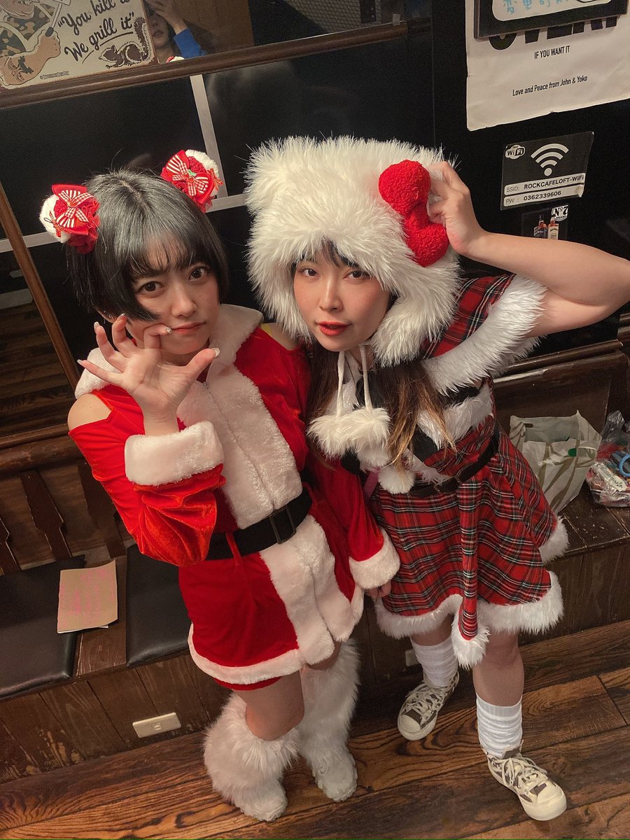 11月の月チェキ購入してくれた人ありがとう〜！！！カキカキしてお