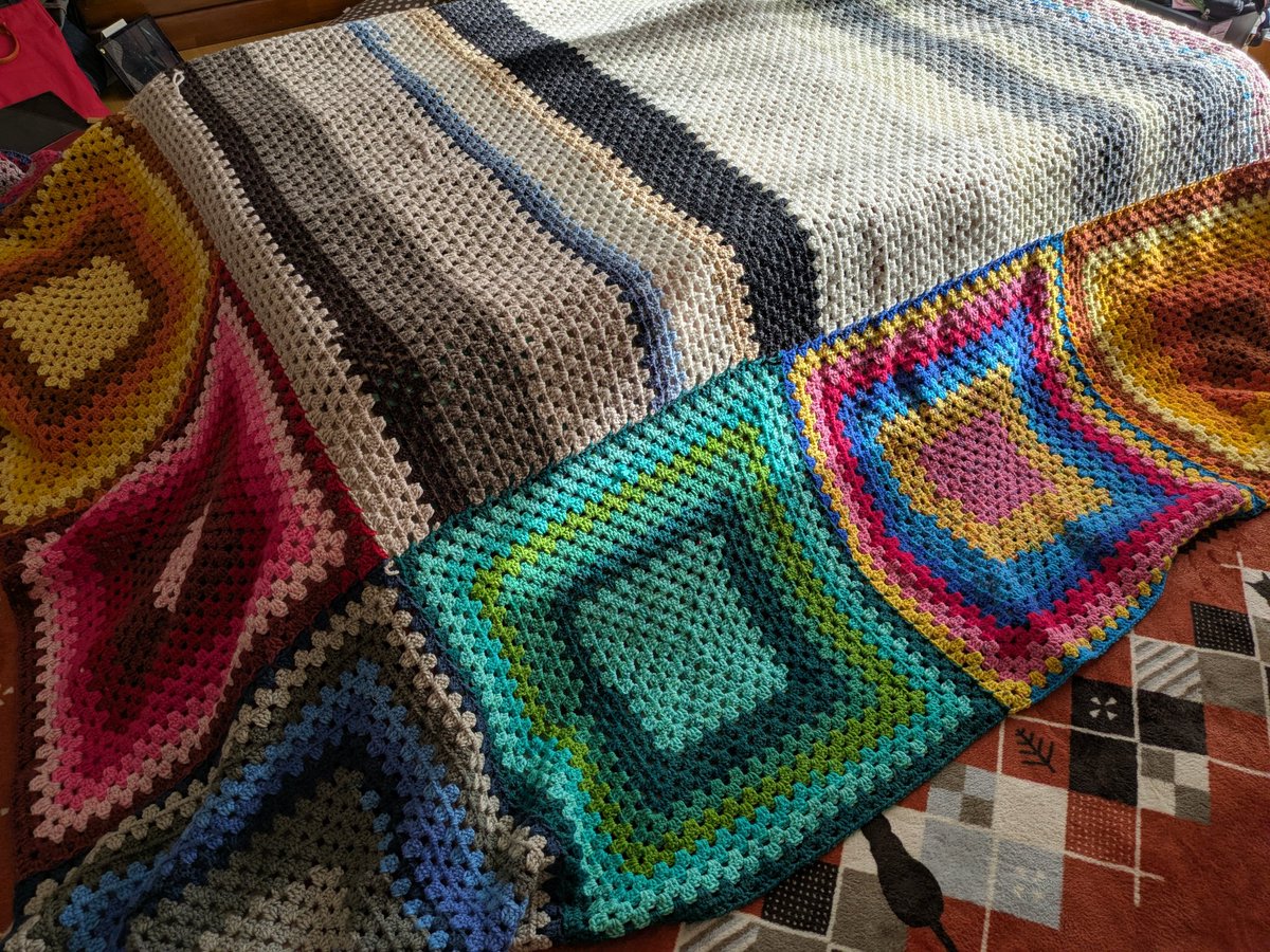 こたつ出した かぎ針編みのこたつカバーかけた ほぼ天板で隠れちゃう