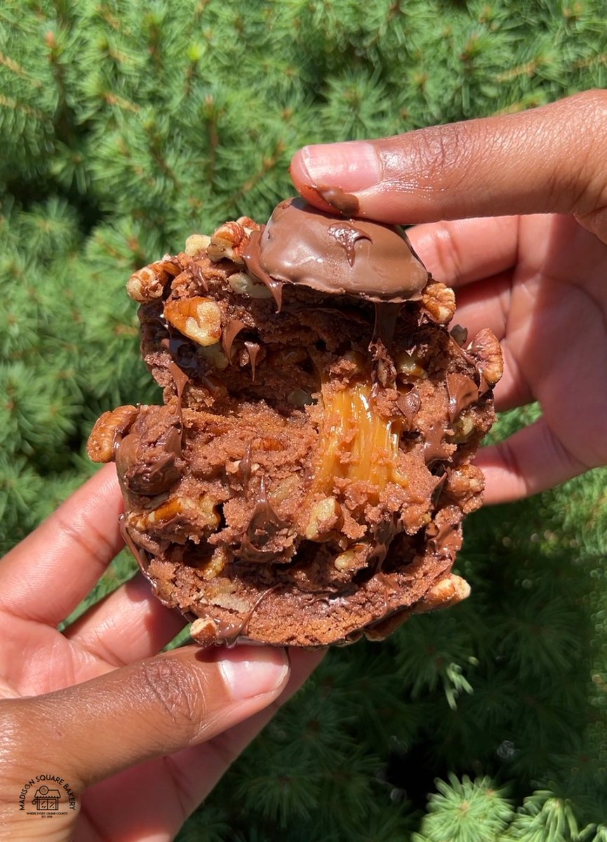MadisonSqBakery's tweet image. Cute little pecan turtles on top of our 6 oz. chocolate cookies filled with chocolate chips, pecans, and caramel, and striped with a chocolate glaze after. 🍪🐢
