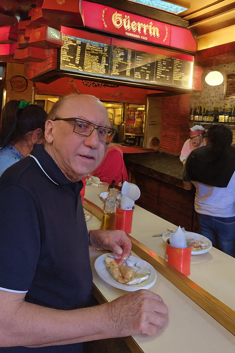 Legendary pizza at #PizzeríaGüerrín this evening in #BuenosAires