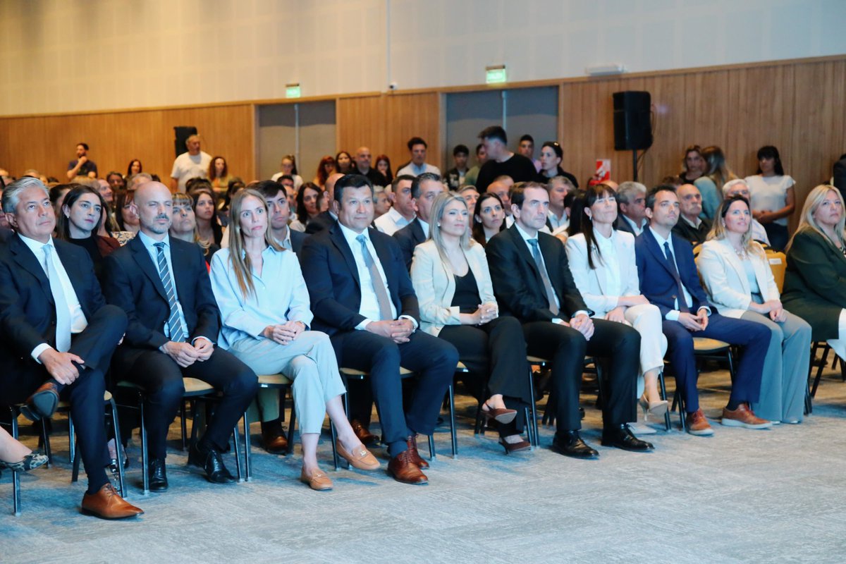 Hoy, junto al gobernador <a href="/Rolo_Figueroa/">Rolo Figueroa</a>, acompañamos el acto de proclamación de quienes asumirán funciones como legisladores nacionales a partir del 10 de diciembre.
Felicitaciones <a href="/julietacorroza/">Julieta Corroza</a> y Karina Maureira, no tengo dudas que representarán muy bien a Neuquén!