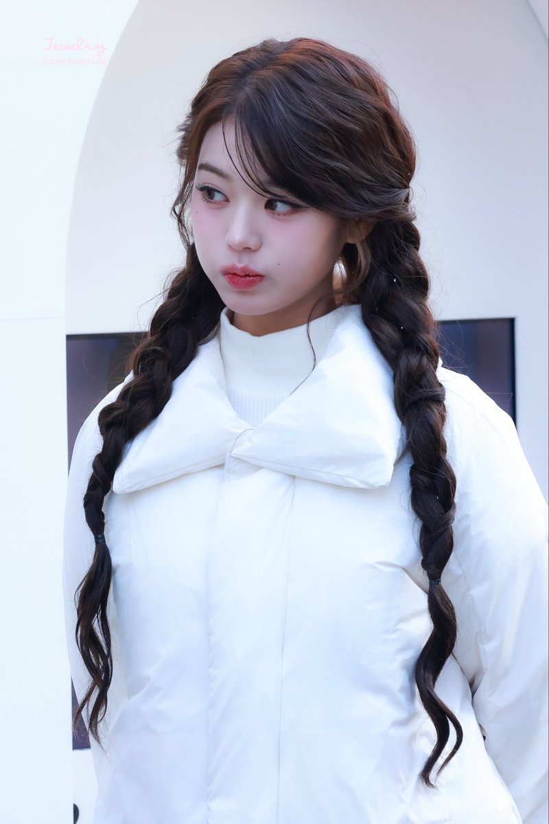 Jewelry_107's tweet photo. 251116 EIDER pop-up❄️

#IVE #아이브 #원영 #장원영 #ウォニョン #WONYOUNG #JANGWONYOUNG https://t.co/dxANBviZYS