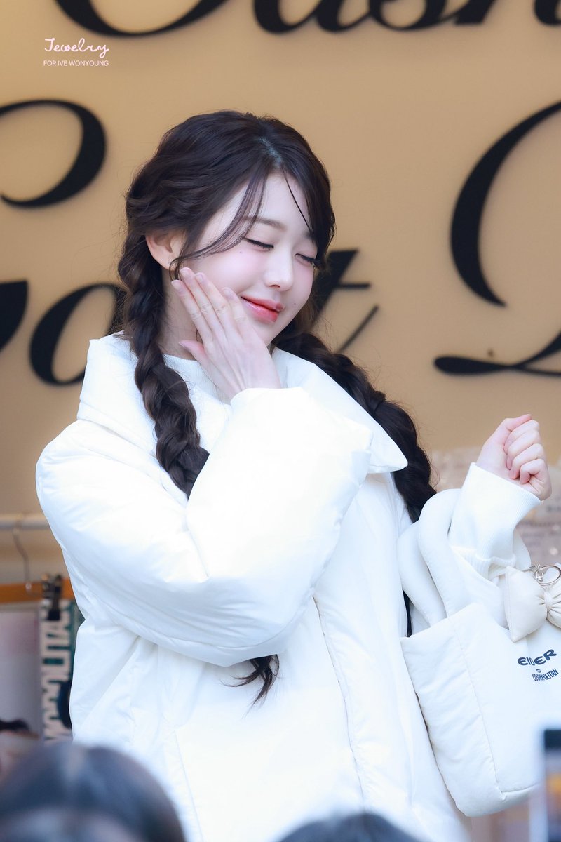 Jewelry_107's tweet photo. 251116 EIDER pop-up🪽

#IVE #아이브 #원영 #장원영 #ウォニョン #WONYOUNG #JANGWONYOUNG https://t.co/uwp76WyPaZ