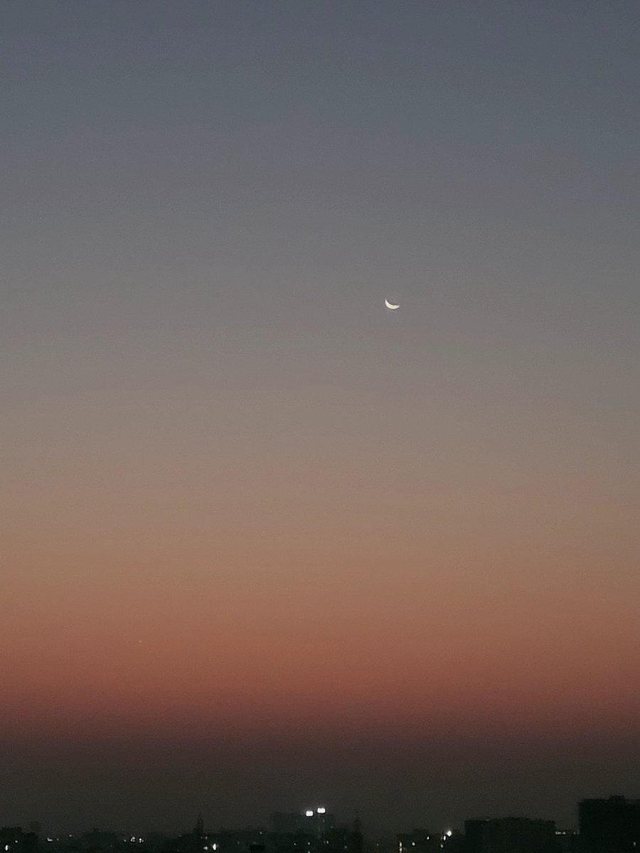 oldletterbox's tweet image. चाँद अभी गया नहीं