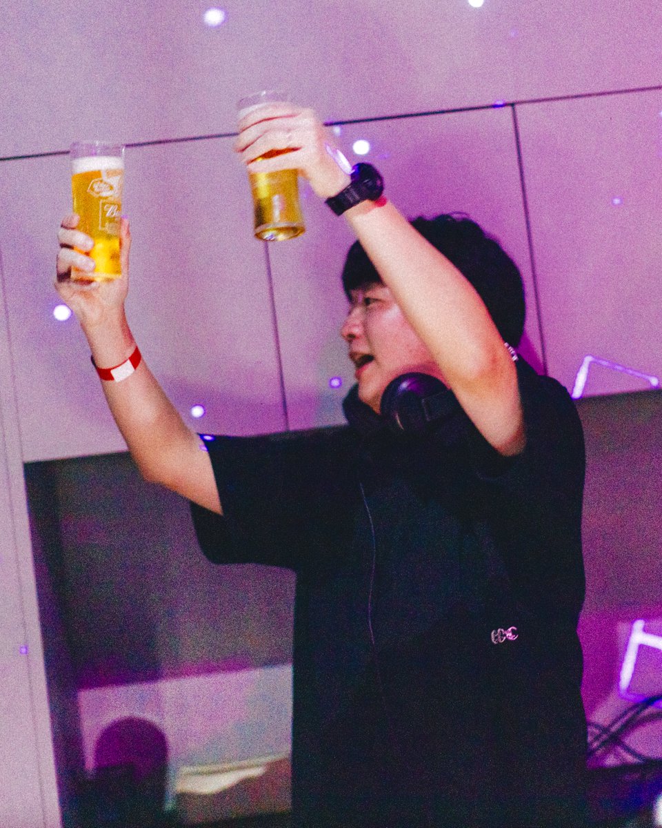 _shingonakamura's tweet photo. PROFF and I stayed out late performing a b2b in Tokyo as the finale to my Tokyo Midnights Tour. It was amazing to host my friend in Japan with wonderful fans. I am not sure if the club had any beer left after our performance 🍻
先日はTokyo Midnightsにお越しいただきありがとうございました！皆さんのおかげで素敵なイベントになりました…！👏