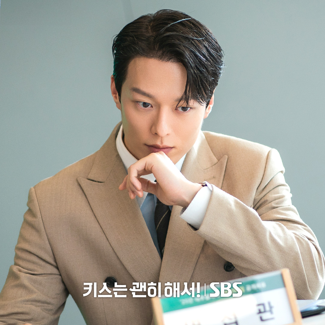 SBSNOW's tweet image. 마더 TF팀 면접을 앞둔 안은진💦
그리고 면접관으로 앉아 있는 장기용,,,?

SBS 수목드라마 &amp;lt;키스는 괜히 해서!&amp;gt;
☞ [수,목] 밤 9시

#SBS수목드라마 #키스는괜히해서
#DynamiteKiss #스틸
#키스는괜히해서스틸 #키괜스틸
#장기용 #안은진 #김무준 #우다비