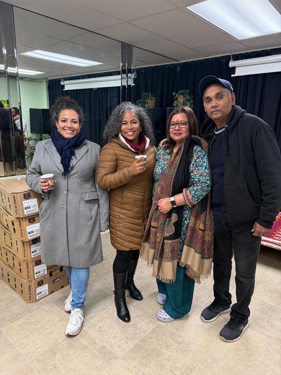 senfernandez34's tweet photo. Another turkey drive in the books, featuring halal turkeys!
The #Natpack was in Parkchester today with @KarinesReyes87 alongside our partners at BAFA, @ICNARelief, @TeamAOC, CB9, & More than a Meal. Thank you all for the support! https://t.co/Rma0K3IXZS