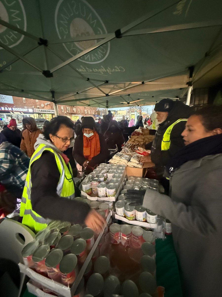 senfernandez34's tweet photo. Another turkey drive in the books, featuring halal turkeys!
The #Natpack was in Parkchester today with @KarinesReyes87 alongside our partners at BAFA, @ICNARelief, @TeamAOC, CB9, & More than a Meal. Thank you all for the support! https://t.co/Rma0K3IXZS