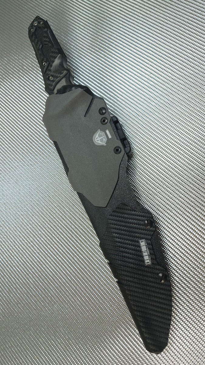 awanoumi2's tweet image. ちょい
アンケート
ナイフ鞘どっちが良いかね？
←実用重視のカイデックス鞘
見た目重視の箱鞘→
回答はリプ欄