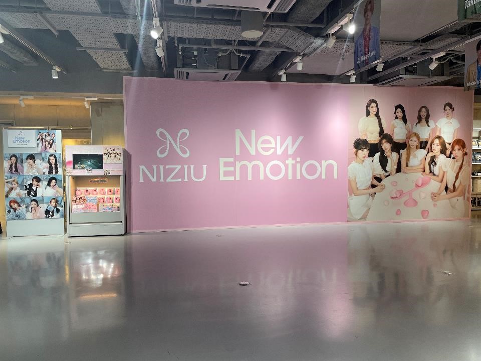 NiziU】 約2年4ヶ月ぶりとなる3rdアルバム『New Emotion』が本日入荷