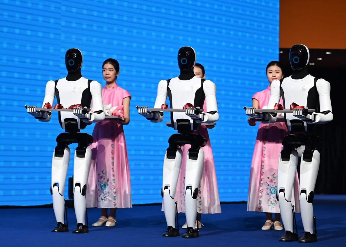 ShanghaiEye's tweet image. #Boxers on the podium at #China&apos;s 15th National Games were greeted by an unusual sight as #HumanoidRobots helped present their awards. #ChinaNationalGames #TechAtSports #AIinAction #ShenzhenHiTech #AwardCeremonyTech