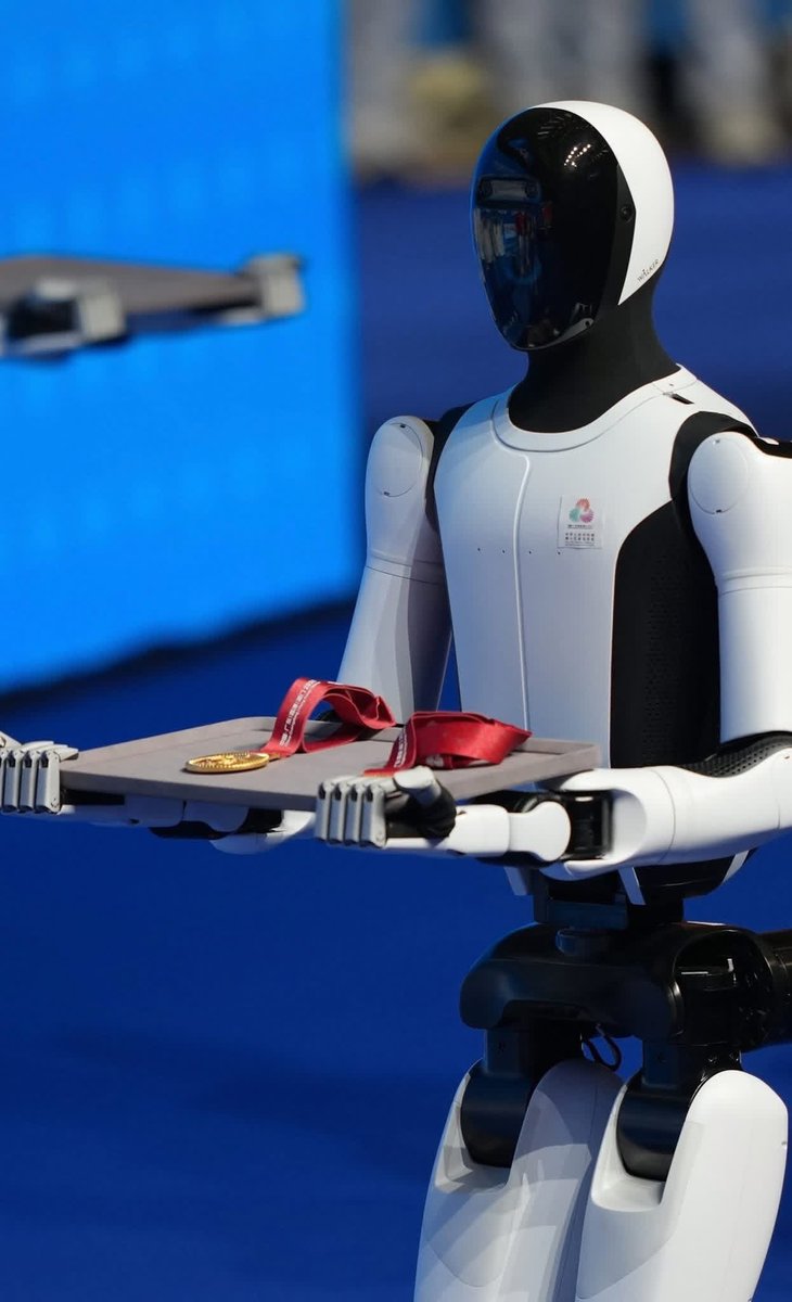 ShanghaiEye's tweet image. #Boxers on the podium at #China&apos;s 15th National Games were greeted by an unusual sight as #HumanoidRobots helped present their awards. #ChinaNationalGames #TechAtSports #AIinAction #ShenzhenHiTech #AwardCeremonyTech