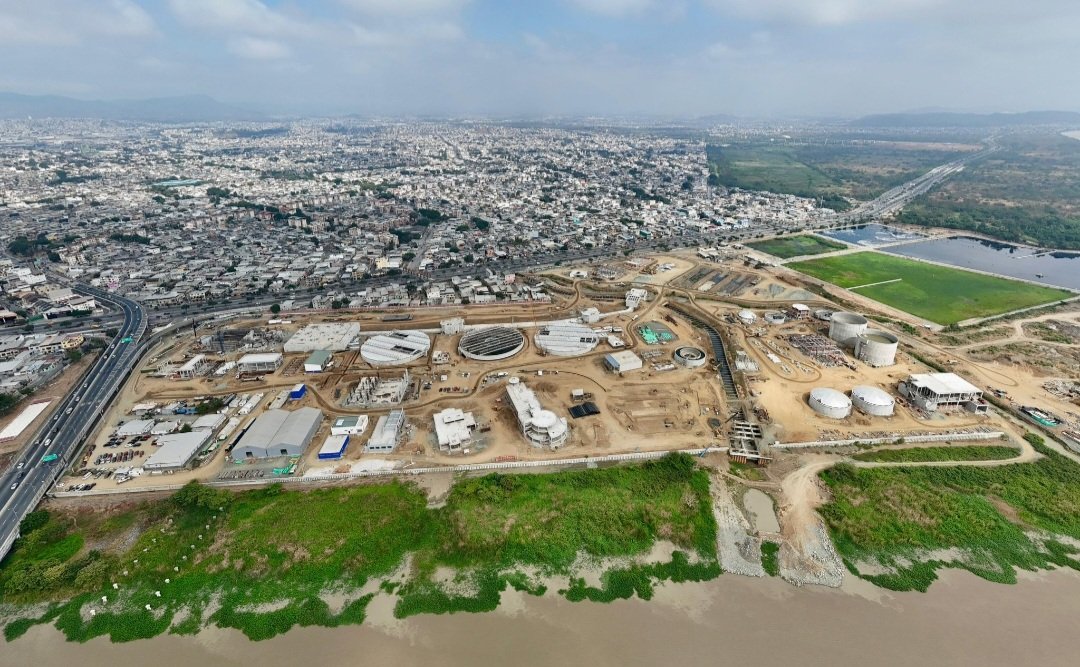 EcEnDirecto's tweet image. #ATENCIÓN 
"En 300 días, Guayaquil avanza con una inversión histórica de USD 69 millones en #agua potable, alcantarillado y drenaje, generando más de 17.900 #empleos y mejorando la vida de más de 3.5 millones de #habitantes", informó el alcalde @aquilesalvarez, dandole meritos a