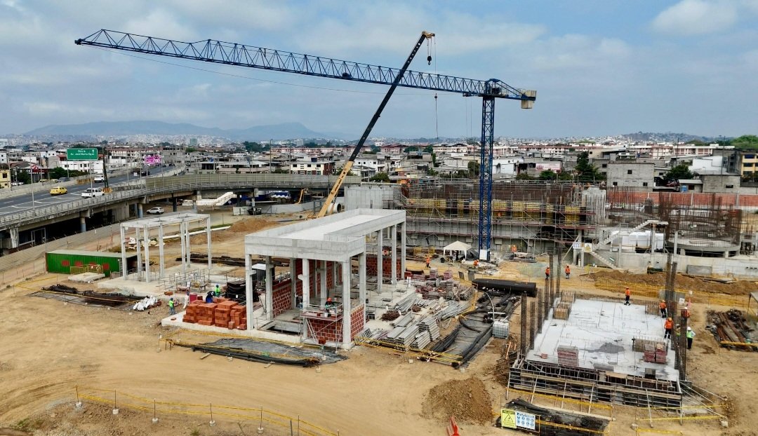 EcEnDirecto's tweet image. #ATENCIÓN 
"En 300 días, Guayaquil avanza con una inversión histórica de USD 69 millones en #agua potable, alcantarillado y drenaje, generando más de 17.900 #empleos y mejorando la vida de más de 3.5 millones de #habitantes", informó el alcalde @aquilesalvarez, dandole meritos a