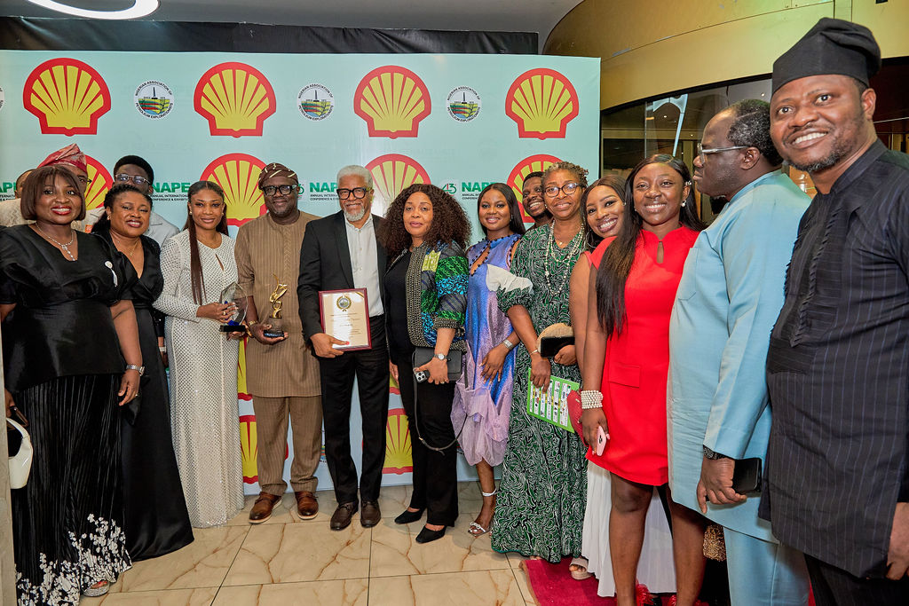 Shell_Nigeria's tweet image. It was indeed a harvest of awards both for Shell and staff. 🏆 🎖️ 👍 👏 

#NAPE2025 
#PoweringProgress 

go.shell.com/49Xmqwk