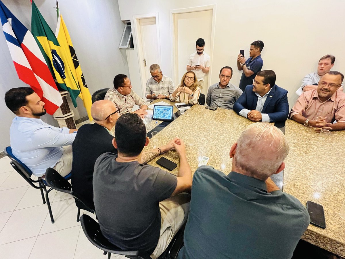 srso's tweet image. Reunião convocada pelo presidente da ACI Erivaldo Benevides com o prefeito Augusto Castro pra tratar de uma pauta significativa do comércio de Itabuna , um bom debate uma boa reunião