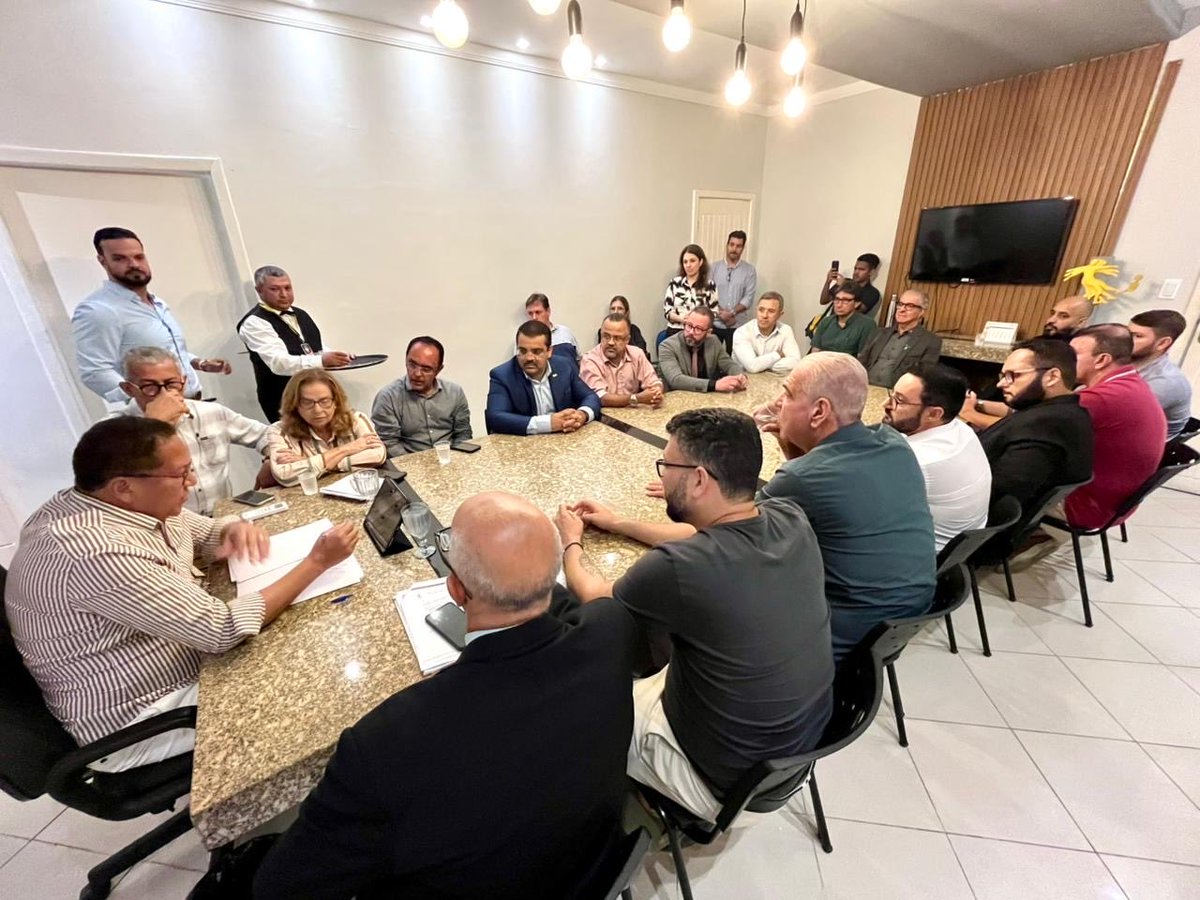srso's tweet image. Reunião convocada pelo presidente da ACI Erivaldo Benevides com o prefeito Augusto Castro pra tratar de uma pauta significativa do comércio de Itabuna , um bom debate uma boa reunião