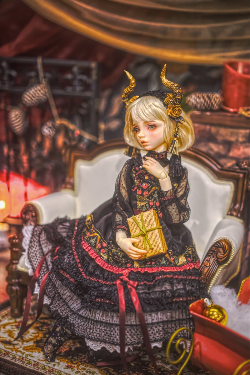 risetu_doll_tra's tweet photo. 昨日はTitania様のお迎え記念日ということで、初めて窓のクリスマスブースを利用させていただきました。装束はこの季節定番の構成。

ドレス #SilberFlügel
頭飾り #エトワールの砂糖菓子 https://t.co/0X5ycEfKZk