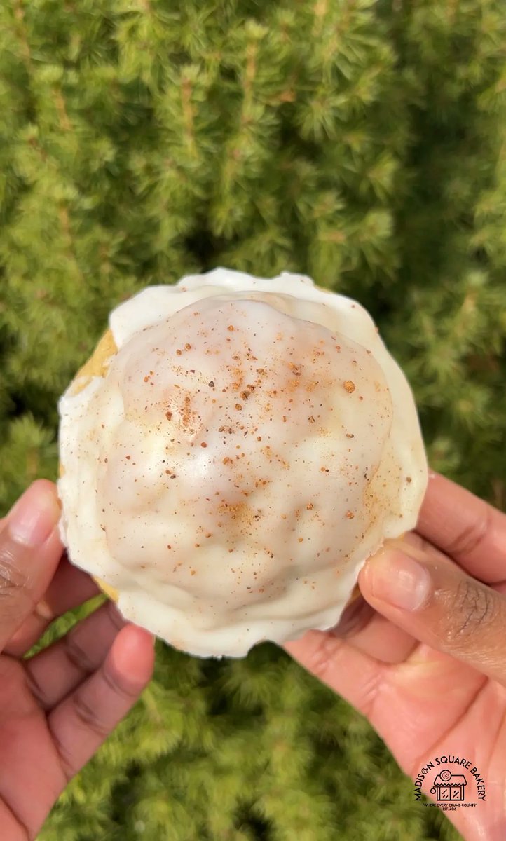 MadisonSqBakery's tweet image. Eggnog cookie and last christmas, she did numbers! We start with a vanilla base dough and add some eggnog to the egg mixture with some rum as well. We put that to the side and make eggnog cake pops and combine it then 💥, a masterpiece is made.