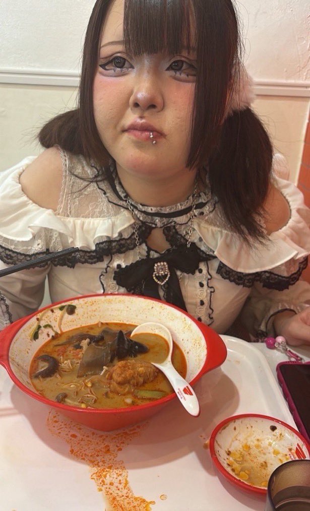 uetsuta's tweet image. ←漫画のみいちゃんの見た目
現実のみいちゃん→