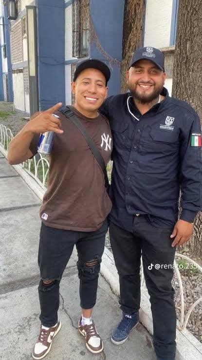 Cuando te cachan con un Líder de La Unión Tepito a  Defensor De La Derecha Rabiosa. 
Los que ahora lo tienen como Héroe antes no lo bajaban de Malandro, Naco, Chundo.
Pobre YULAI No será que ya la ve cerca y para justificar sus nexos con la maña va a decir que LO INVESTIGAN POR