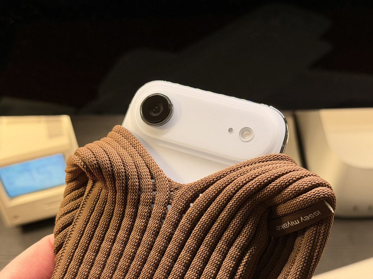 DylanMcD8's tweet photo. iPhone Pocket!! I really kinda love it https://t.co/eafUVpNgsy