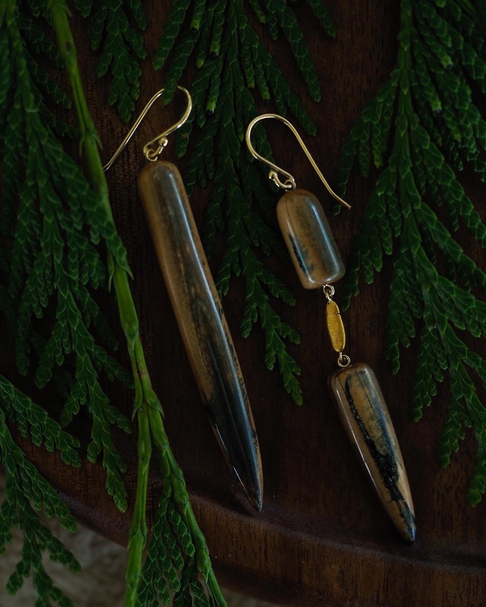 IlauraLongley's tweet image. From ice-age history to modern elegance.
Fossil earrings paired with raw Alaskan gold for a look no one else can copy. 🌲🦣

#fossils #jewerlry #History