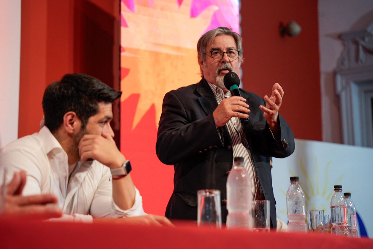 En una sala colmada de militantes y dirigentes, los Sen. <a href="/AndresOjedaOk/">Andrés Ojeda</a>, <a href="/RobertSilvaUy/">Robert Silva</a> y <a href="/GustavoZubia/">Gustavo Zubia</a> encabezaron una cálida bienvenida a los ediles de Artigas Wilfredo Correa, Marisa Correa y Roberto Rodríguez, oficializando su incorporación al sector Unir para Crecer del PC.