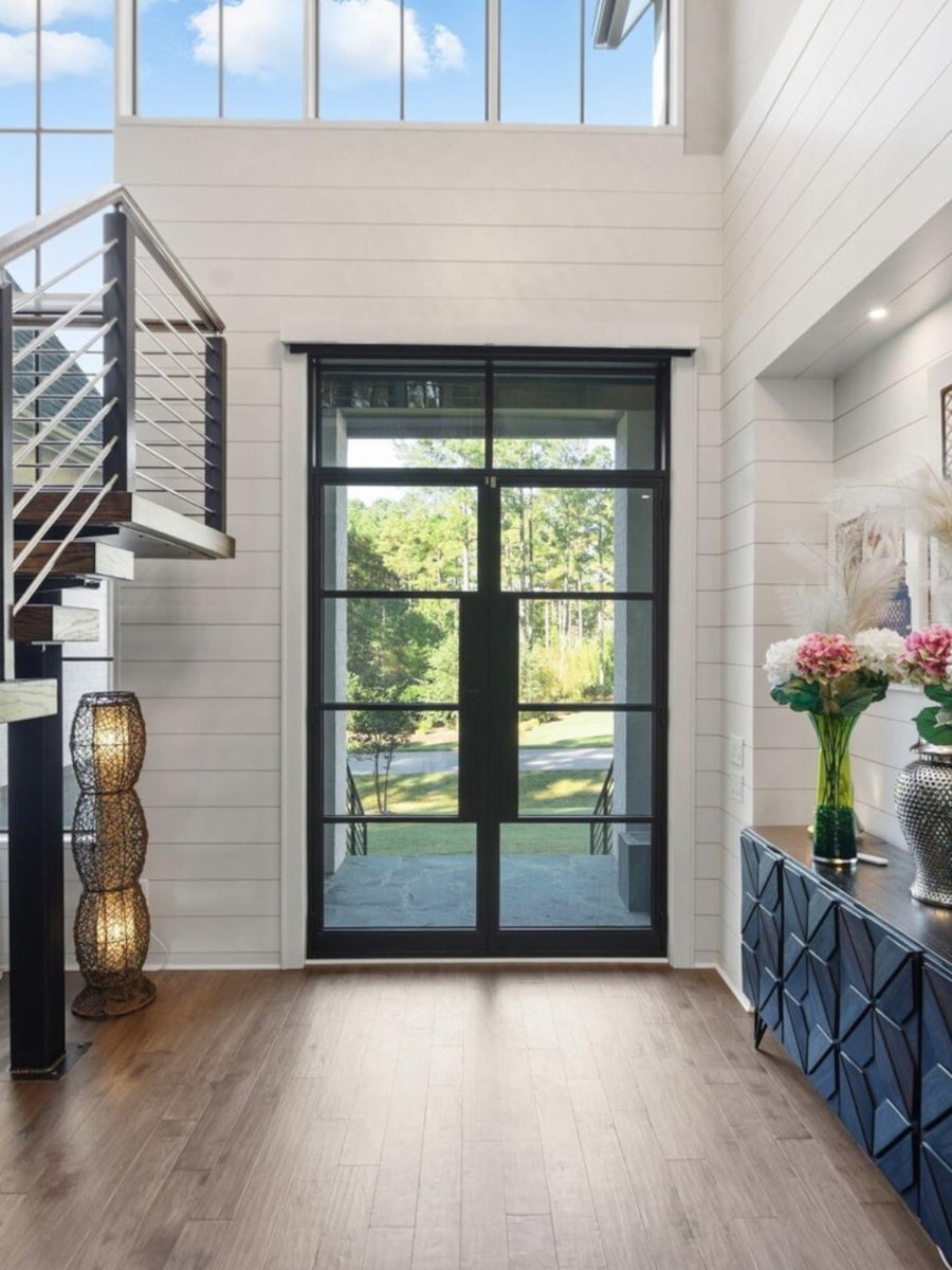 MartiHamptonRE's tweet image. From the first step inside, the home unfolds in a single, uninterrupted line toward the trees. Explore 2424 Heartley’s quiet modernism: 

bestraleighhomesearch.com/blog/2424-hear…

#DesignThatLasts #RaleighModernHomes #NorthRaleighLuxury #ArchitectureLovers #ModernRegionalism