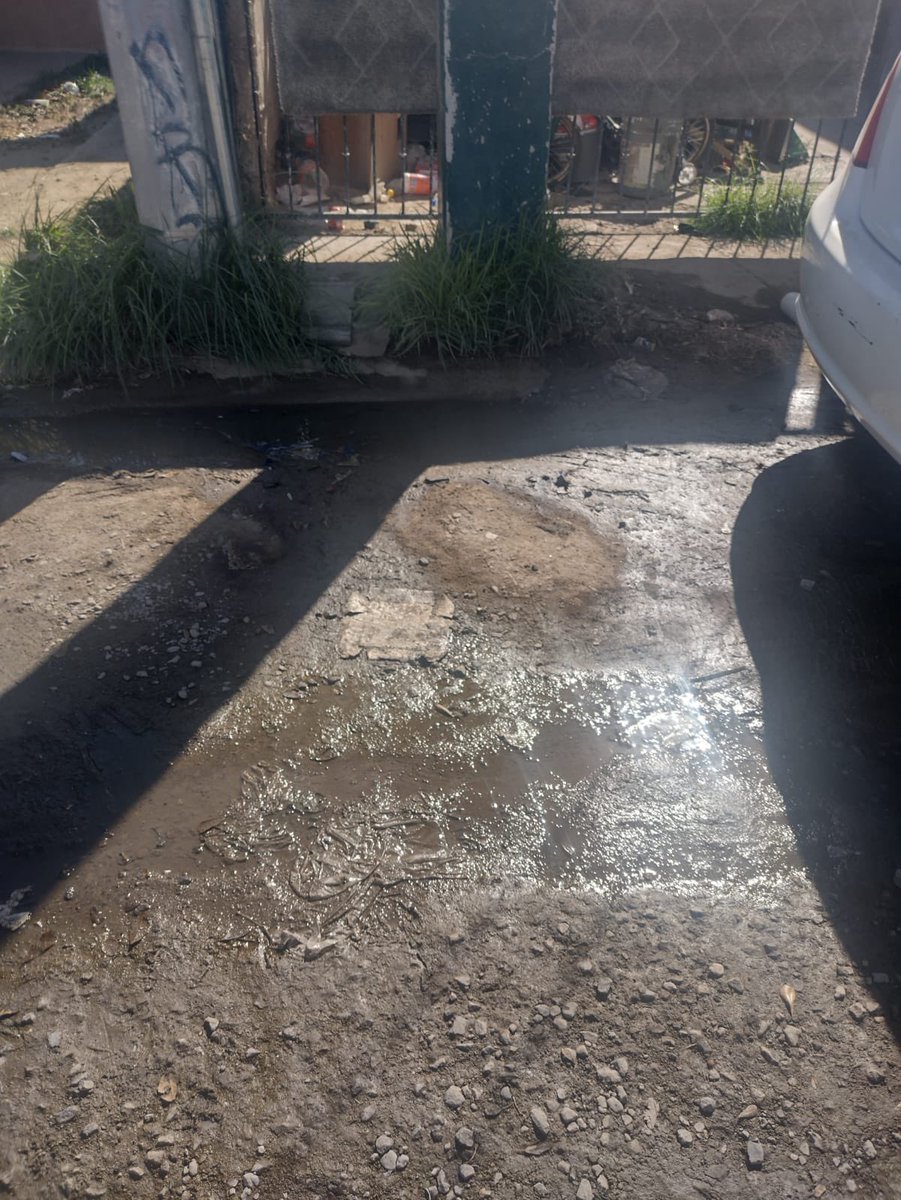 Atención <a href="/HermosilloGob/">Gobierno de Hermosillo</a> y <a href="/aguahermosillo/">Agua de Hermosillo</a> urge atención a esta fuga de agua potable ante posible descarga eléctrica, no esperemos a que ocurra una desgracia más, ya se convirtió en tema de salud por tanto dengue, la fuga se ubica en calle adivino #29