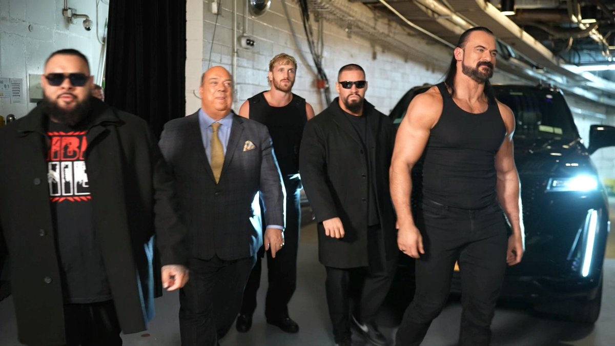 SKWrestling_'s tweet image. WHAT A SQUAD!
#WWERaw
sportskeeda.com/live/wwe-raw-l…