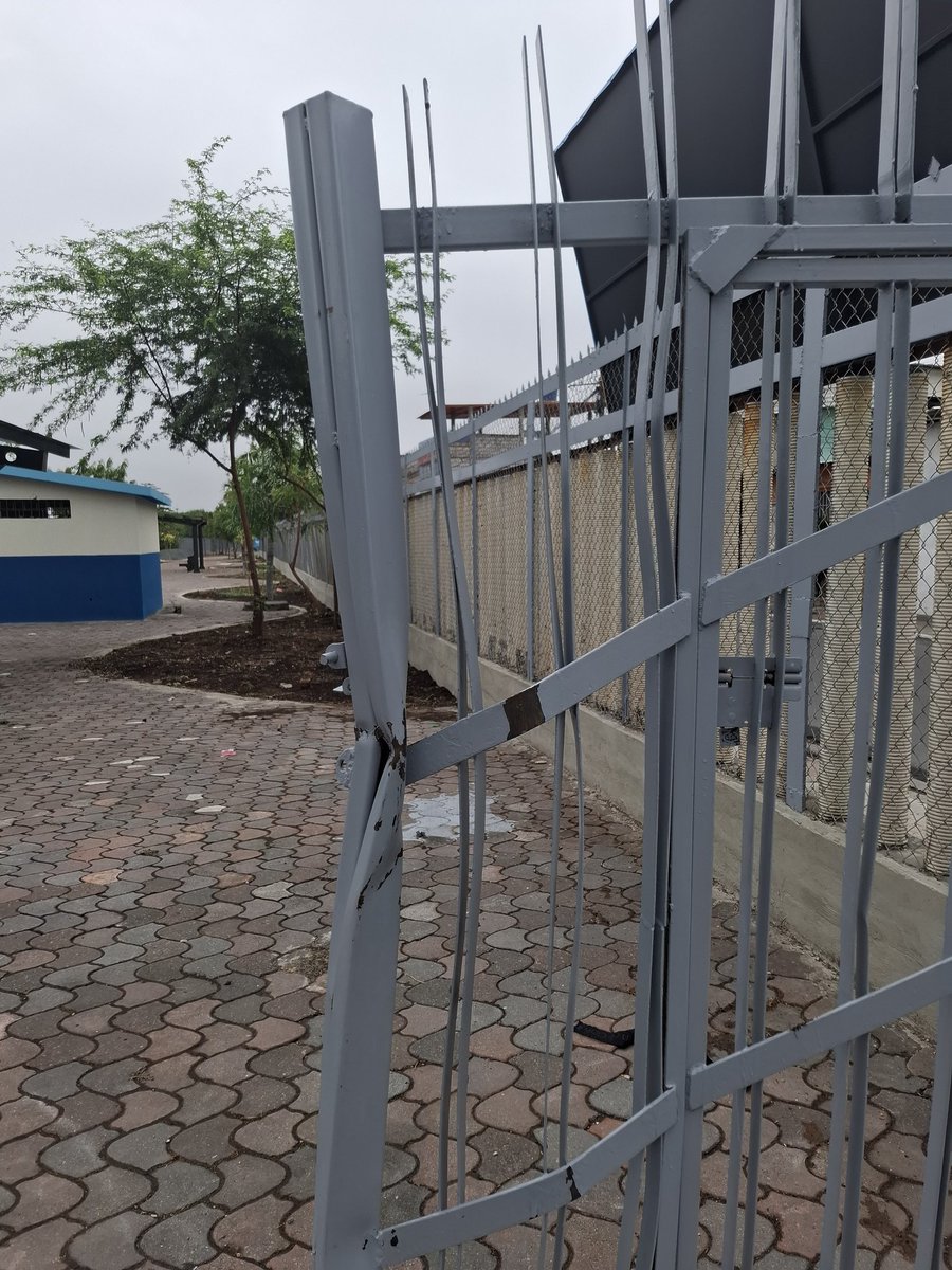Johnnyacosta92's tweet photo. Sr alcalde @aquilesalvarez @alcaldiagye  llegaron los carros a dar mantenimiento al parque viernes santos al sur de guayaquil y al salir dejaron la puerta dañada y con los fierros doblados https://t.co/n6z7djpSgR